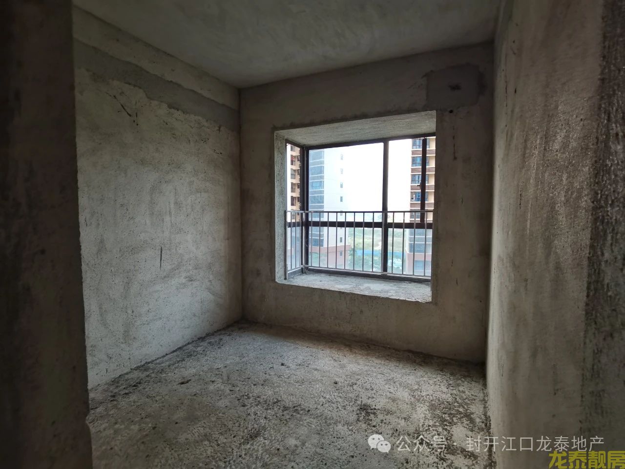 佰隆山河毛坯电梯中层4房