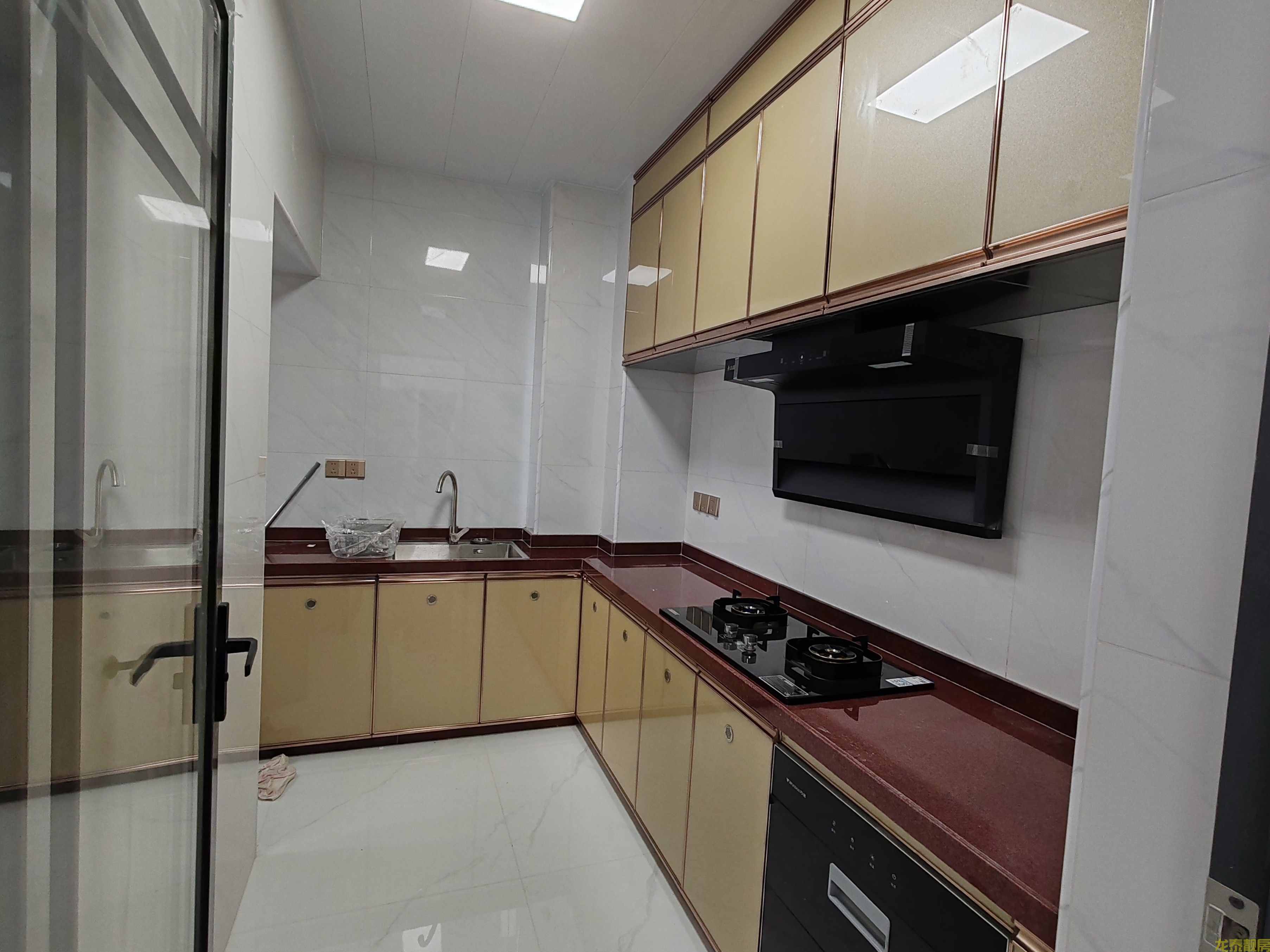 江南城“5字头全新精装三房”